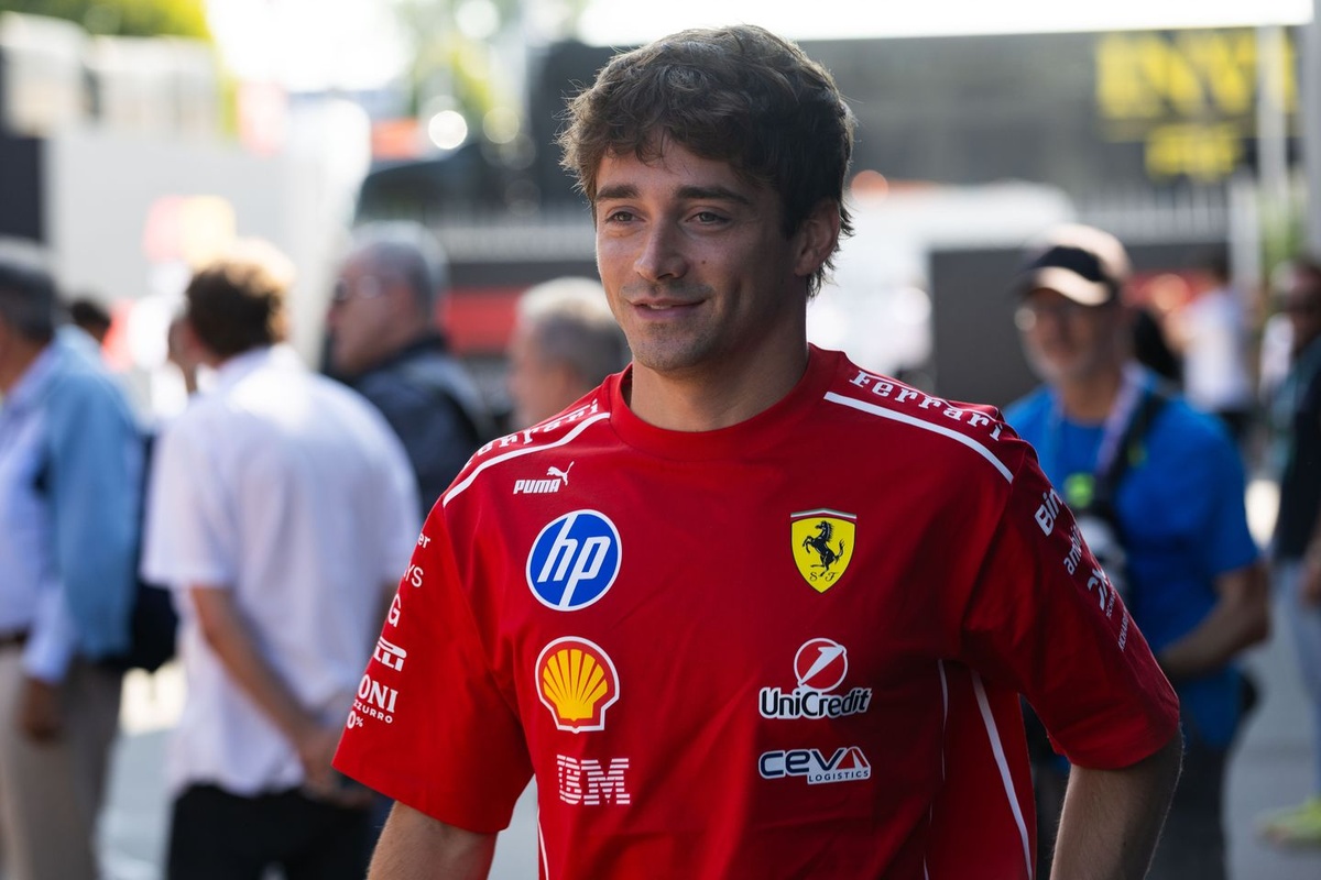 F1: Ferrari revela macacão preto para Leclerc em Singapura