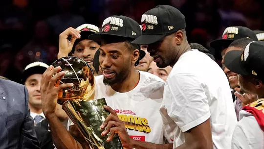 Kawhi Leonard acerta retorno aos Raptors após fim de bloqueio em troca