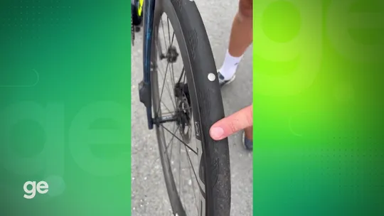 Ciclista fica a centímetros de queda em penhasco durante o Tour de France; vídeo