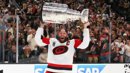 Staal signs 1-year deal worth up to $10 million with Canes