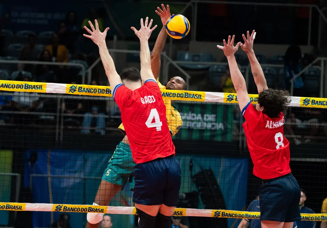 Seleção masculina estrei com vitória sobre o Chile no Campeonato Sul-Americano por Banco do Brasil