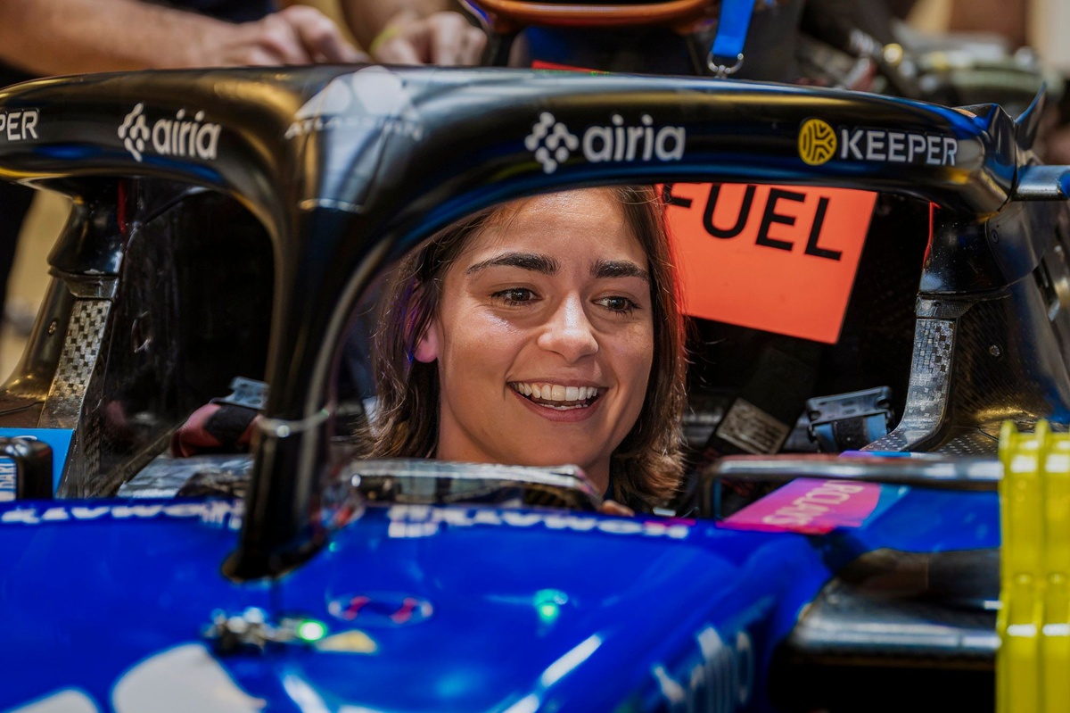 Jamie Chadwick testa com a Williams em Portimão e entra na lista de mulheres que pilotaram carro de F1